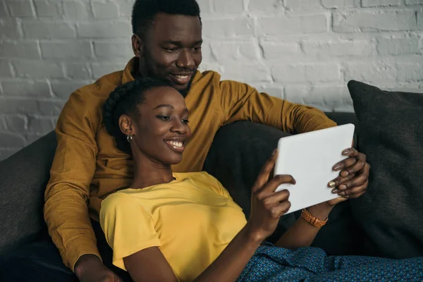 Feliz Jovem Casal Afro Americano Usando Tablet Digital Juntos Casa — Fotografia de Stock