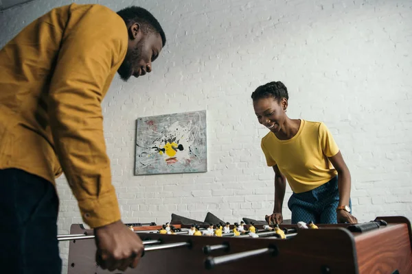 Sonriente Joven Afroamericano Pareja Jugando Futbolín Casa — Foto de Stock