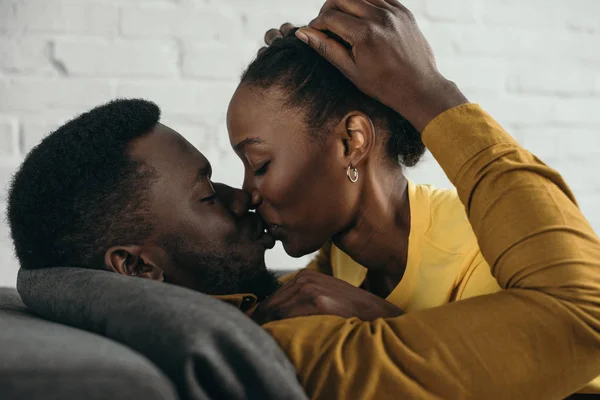 アフリカ系アメリカ人のカップルがキス — ストック写真