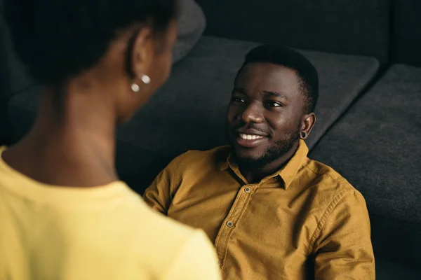Selektivt Fokus Lyckliga Unga Afroamerikanska Paret Spenderar Tid Tillsammans Hemma — Gratis stockfoto