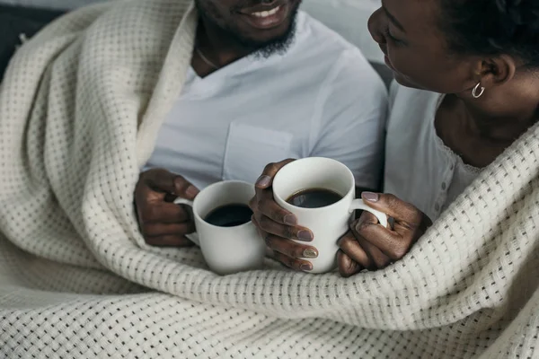 Bijgesneden Schot Van Gelukkige Jonge Afro Amerikaanse Paar Warme Drank — Gratis stockfoto