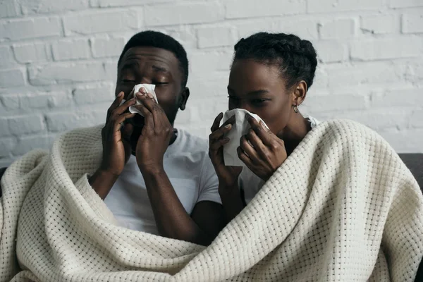 Joven Enfermo Africano Americano Pareja Holding Papel Servilletas Acostado Bajo — Foto de Stock