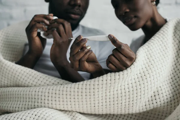 Lövés Fiatal African American Pár Ellenőrzése Hőmérő Míg Miután Influenza — Stock Fotó