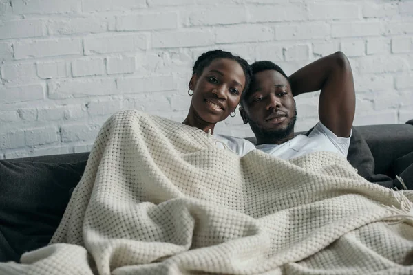 美丽快乐的年轻非洲裔美国人夫妇躺在一起毯子 — 免费的图库照片