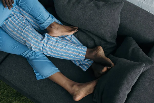 Seção Baixa Jovem Casal Pijama Deitado Juntos Sofá — Fotografia de Stock