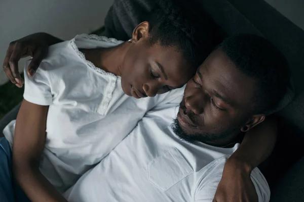 Belo Jovem Casal Afro Americano Abraçando Enquanto Dormia Sofá Casa — Fotografia de Stock