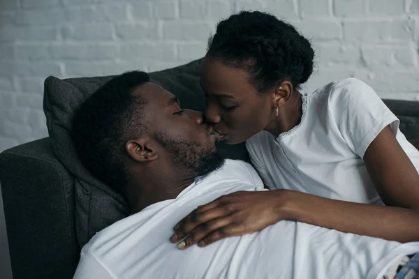 Szép Boldog Fiatal African American Pár Csók Otthon — Stock Fotó