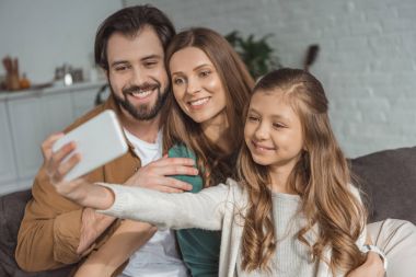 mutlu aile alarak selfie ile smartphone