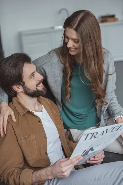 Happy Couple Reading Travel Newspaper Planning Trip Home — Free Stock Photo
