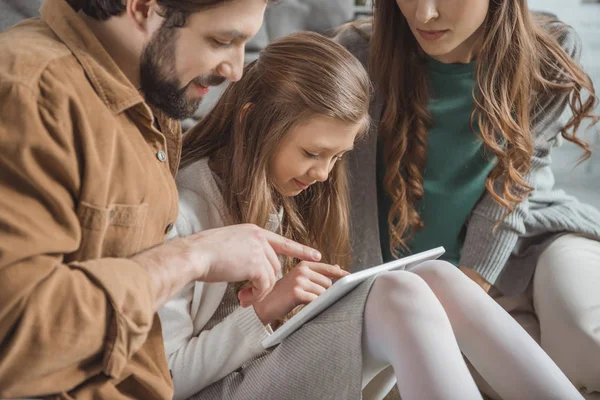 Family using tablet — Stock Photo, Image