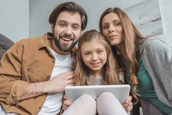 Sorrindo Pais Filha Olhando Para Câmera Segurando Tablet — Fotografia de Stock