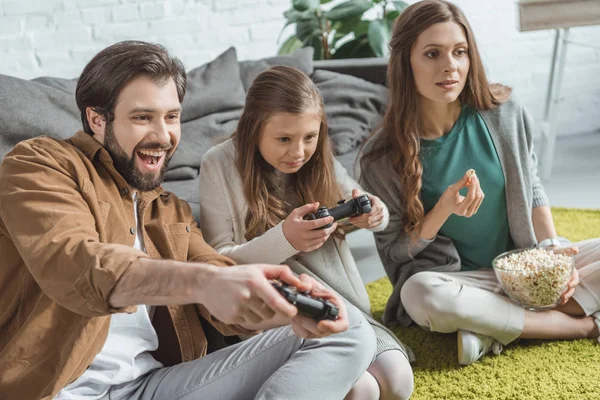 Padre Hija Jugando Videojuegos Madre Comiendo Palomitas Maíz —  Fotos de Stock