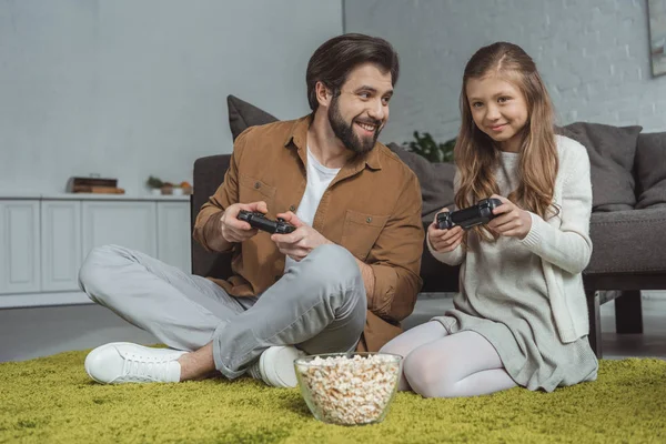 Pai Filha Sentados Tapete Jogando Videogame — Fotografia de Stock