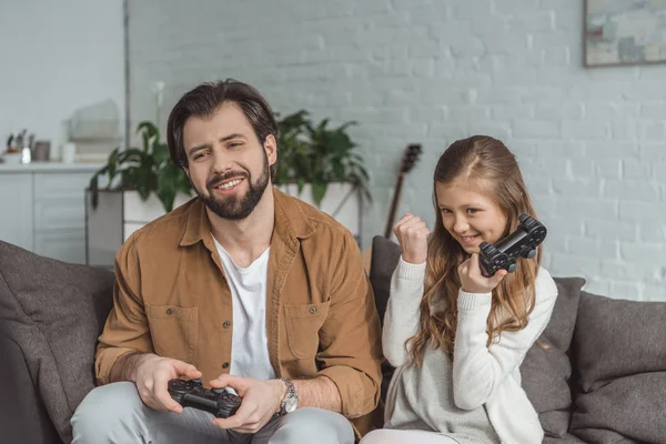 Tochter Gewinnt Vater Bei Videospiel Hause — Stockfoto