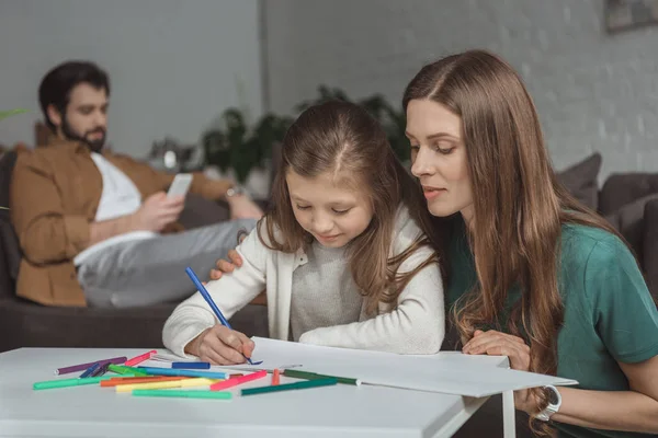 Мати Допомагає Дочці Малювати Ручками Фетру Вітальні — стокове фото