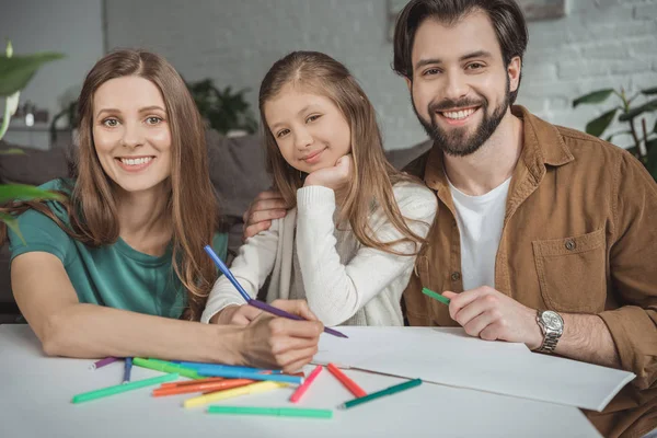 Sonrientes Padres Hija Dibujando Con Rotuladores Mirando Cámara — Foto de Stock