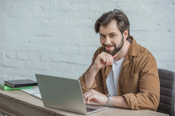 Mosolyogva Jóképű Üzletember Használ Laptop Iroda Látszó Fényképezőgép — Stock Fotó