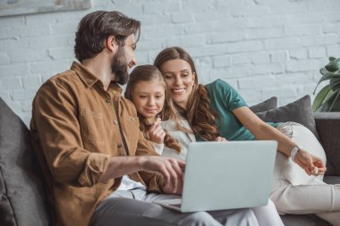 Baba evde laptop bir şey üzerinde işaret