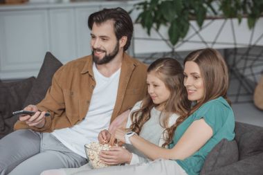 mutlu anne ve kızı evde patlamış mısır ile tv izleme