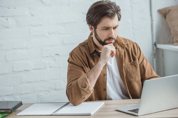 Homem Negócios Bonito Usando Laptop Espaço Trabalho — Fotos gratuitas