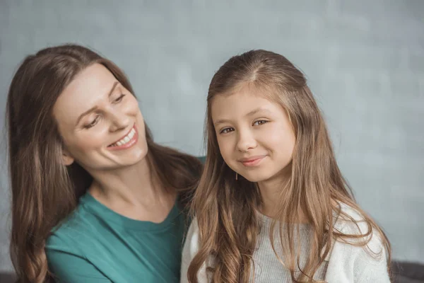 Lächelnde Glückliche Mutter Die Ihre Tochter Hause Ansieht — Stockfoto