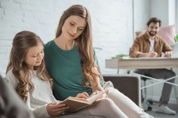 Mor Och Dotter Läsa Tillsammans Hemma — Stockfoto