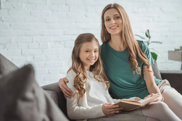 Mor Och Dotter Håller Bok Och Tittar Kameran Hemma — Stockfoto