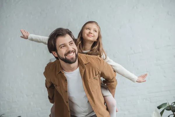 Happy Father Giving Piggyback Daughter Home Looking Away — Stock Photo, Image
