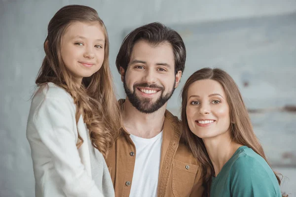 Glücklich Lächelnde Eltern Und Tochter Blicken Die Kamera — Stockfoto