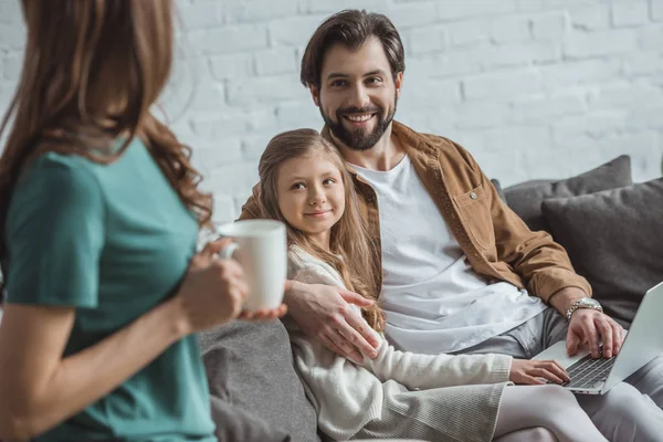 Pai Abraçando Filha Olhando Para Mãe Com Xícara Café — Fotografia de Stock