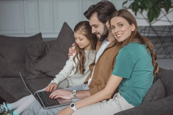 Föräldrar Och Dotter Använder Laptop Soffan Hemma — Stockfoto