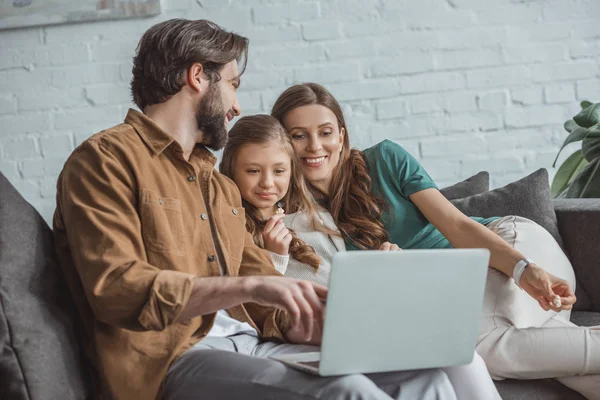 Far Som Pekar Något Laptop Hemma — Stockfoto