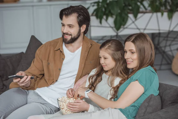 Щасливі Батьки Дочка Дивиться Телевізор Попкорном Вдома — стокове фото