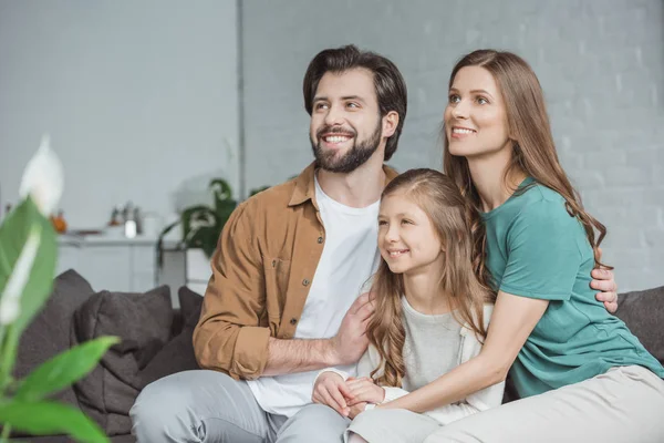 Padres Felices Hija Mirando Hacia Otro Lado Casa —  Fotos de Stock