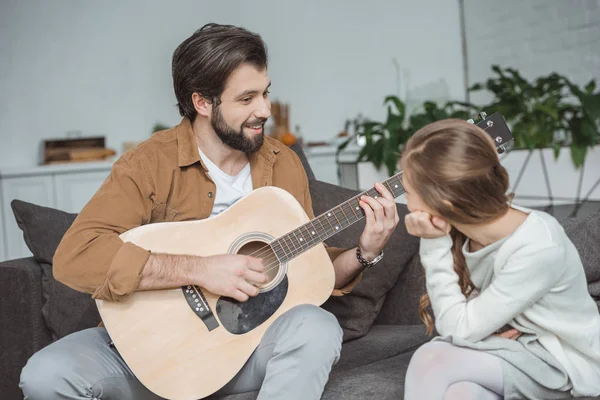 Lachende Vader Weergegeven Dochter Hoe Spelen Van Barre Akkoorden — Stockfoto