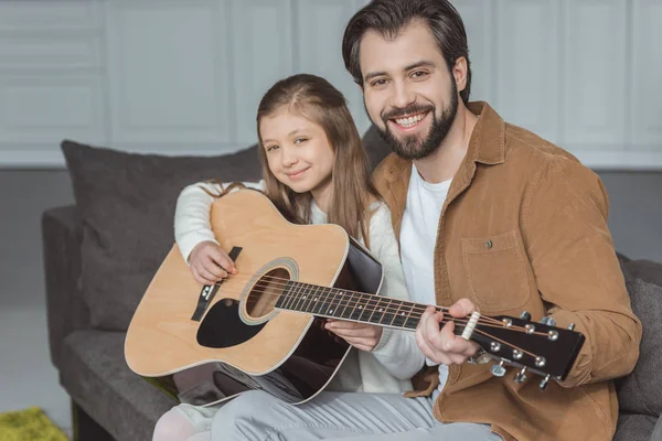 Mosolygó Apa Tanítás Lánya Akusztikus Gitáron Játszik Látszó Fényképezőgép — Stock Fotó