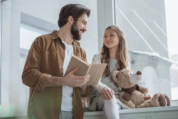 Sonriente Padre Leyendo Para Hija Casa — Foto de Stock