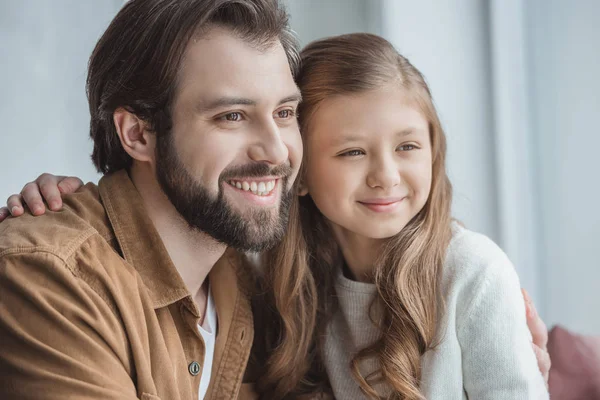 Sonrientes Padre Hija Mirando Ventana — Foto de Stock