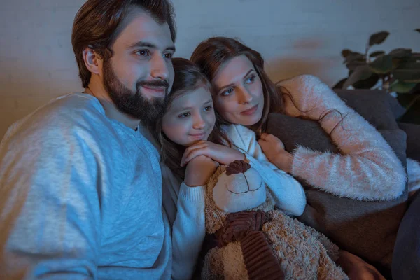 Eltern Und Tochter Schauen Abends Film Auf Sofa — Stockfoto