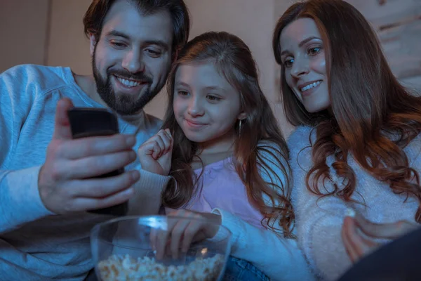 Rodzice Córka Patrząc Smartphone Wieczór — Zdjęcie stockowe