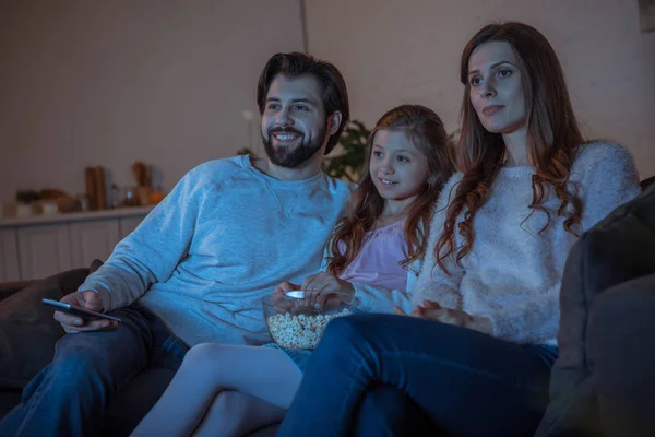Famiglia guardando film — Foto Stock