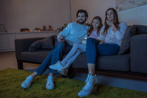 Lächelnde Eltern Und Tochter Vor Dem Fernseher Mit Popcorn — Stockfoto