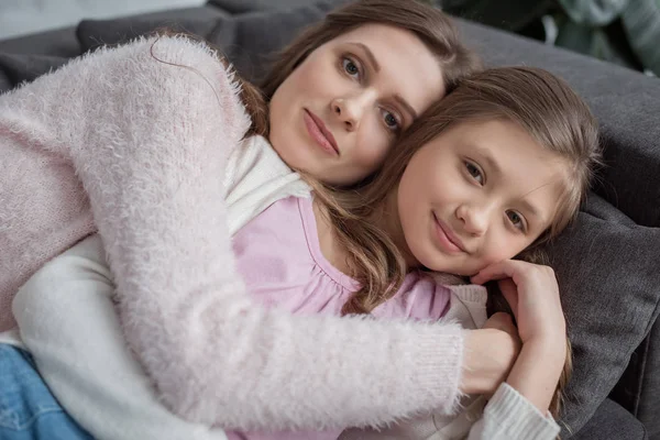 Mother Daughter Lying Sofa Home — Stock Photo, Image