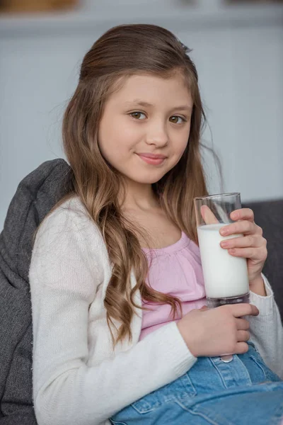 Bedårande Kid Hålla Glas Mjölk Hemma — Gratis stockfoto