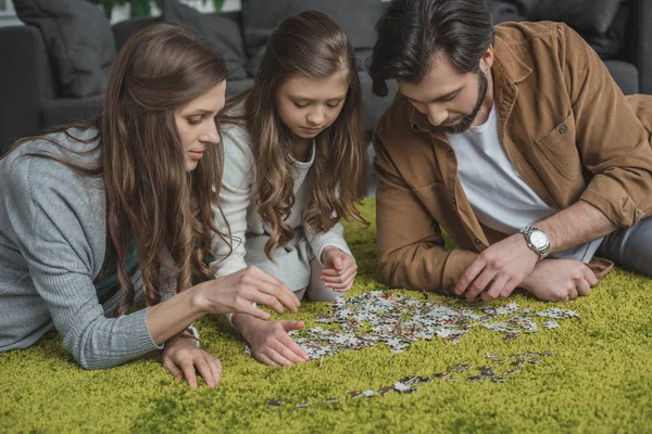 Parents Daughter Connecting Puzzle Pieces Floor Living Room — Stock Photo, Image