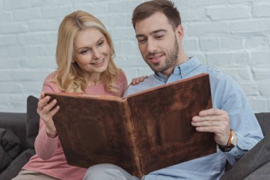 mutlu aile fotoğraf albümündeki fotoğrafları, birlikte ev arıyor