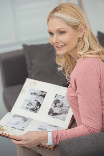 Vista Lateral Mujer Madura Con Álbum Fotos Descansando Sofá Casa — Foto de stock gratis