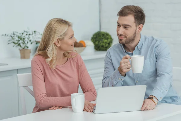 Porträtt Mor Och Odlade Son Med Laptop Hemma — Stockfoto