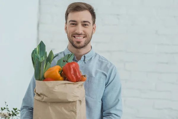 Homem com legumes — Fotografia de Stock Grátis