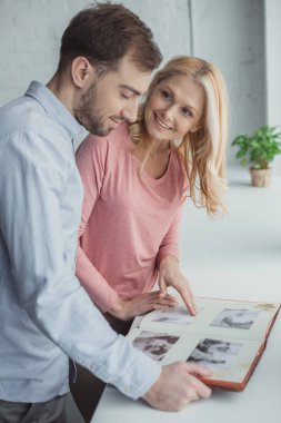 Anne ve fotoğraf albümü birlikte evde seyir yetişkin oğlu yan görünüm